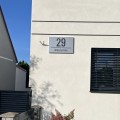 Tabliczka podświetlana z numerem i ulicą